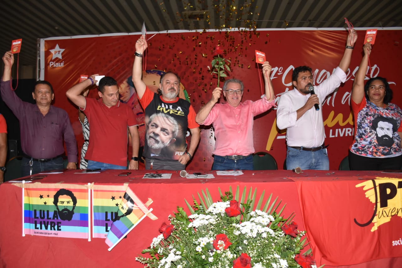 Deputado federal Assis Carvalho ao centro da imagem, eleito para executiva estadual do PT no Piauí